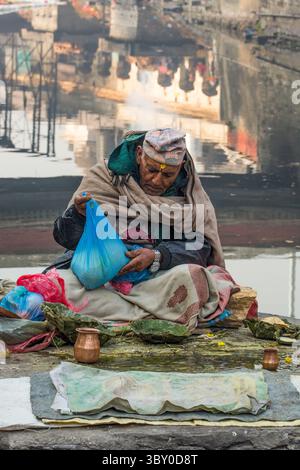 10 febbraio 2015, Kathmandu, provincia di Bagmati, Nepal: Un sacerdote indù seduto nel complesso del tempio di Pashupatinath presso il sacro fiume Bagmati a Kathmandu, Nepal. (Immagine di credito: © Jon G. Fuller/VW Pics via ZUMA Press Wire) Foto Stock