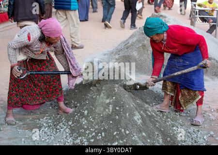 10 febbraio 2015, Kathmandu, provincia di Bagmati, Nepal: Due donne nepalesi mescolano cemento e pale a Kathmandu, Nepal. (Immagine di credito: © Jon G. Fuller/VW Pics via ZUMA Press Wire) Foto Stock