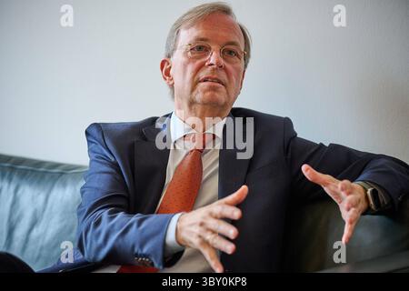 Thomas Rachel CDU, in der neuen Bundesregierung Beauftragter fuer weltweite Religions- und Weltanschauungsfreiheit, im Gespraech mit dem Evangelischen Pressdienst epd AM 15.07.2025 a Berlino. MIT ihm ist der Posten ins Auswaertige AMT umgezogen. Damit sei auch eine Aufwertung des Themas verbunden, sagt Rachel, Selbst engagierter evangelischer Christ. Es gehe darum, Religion und Weltanschauung mehr Aufmerksamkeit in der Gestaltung der Aussenpolitik zu geben. Siehe epd-Gespraech vom 19.07.2025 SOLO PER USO EDITORIALE *** Thomas Rachel CDU , Commissario per la libertà globale di religione e credenza in th Foto Stock