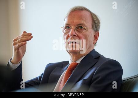 Thomas Rachel CDU, in der neuen Bundesregierung Beauftragter fuer weltweite Religions- und Weltanschauungsfreiheit, im Gespraech mit dem Evangelischen Pressdienst epd AM 15.07.2025 a Berlino. MIT ihm ist der Posten ins Auswaertige AMT umgezogen. Damit sei auch eine Aufwertung des Themas verbunden, sagt Rachel, Selbst engagierter evangelischer Christ. Es gehe darum, Religion und Weltanschauung mehr Aufmerksamkeit in der Gestaltung der Aussenpolitik zu geben. Siehe epd-Gespraech vom 19.07.2025 SOLO PER USO EDITORIALE *** Thomas Rachel CDU , Commissario per la libertà globale di religione e credenza in th Foto Stock