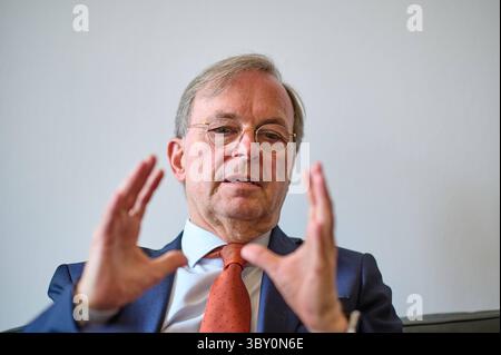 Thomas Rachel CDU, in der neuen Bundesregierung Beauftragter fuer weltweite Religions- und Weltanschauungsfreiheit, im Gespraech mit dem Evangelischen Pressdienst epd AM 15.07.2025 a Berlino. MIT ihm ist der Posten ins Auswaertige AMT umgezogen. Damit sei auch eine Aufwertung des Themas verbunden, sagt Rachel, Selbst engagierter evangelischer Christ. Es gehe darum, Religion und Weltanschauung mehr Aufmerksamkeit in der Gestaltung der Aussenpolitik zu geben. Siehe epd-Gespraech vom 19.07.2025 SOLO PER USO EDITORIALE *** Thomas Rachel CDU , Commissario per la libertà globale di religione e credenza in th Foto Stock