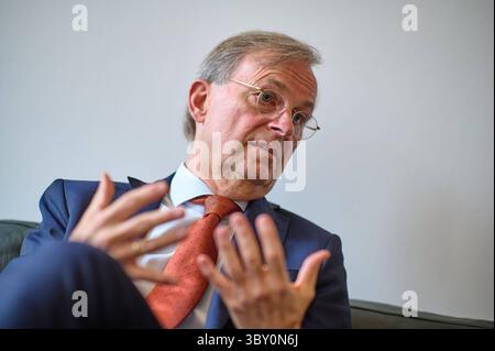 Thomas Rachel CDU, in der neuen Bundesregierung Beauftragter fuer weltweite Religions- und Weltanschauungsfreiheit, im Gespraech mit dem Evangelischen Pressdienst epd AM 15.07.2025 a Berlino. MIT ihm ist der Posten ins Auswaertige AMT umgezogen. Damit sei auch eine Aufwertung des Themas verbunden, sagt Rachel, Selbst engagierter evangelischer Christ. Es gehe darum, Religion und Weltanschauung mehr Aufmerksamkeit in der Gestaltung der Aussenpolitik zu geben. Siehe epd-Gespraech vom 19.07.2025 SOLO PER USO EDITORIALE *** Thomas Rachel CDU , Commissario per la libertà globale di religione e credenza in th Foto Stock