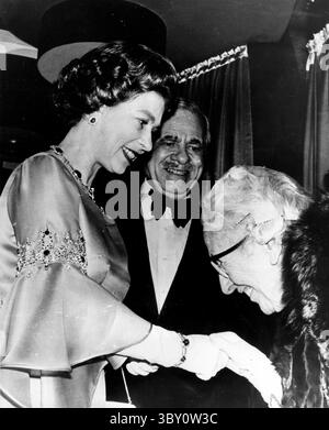 22 novembre 1974 - Londra, Inghilterra, Regno Unito - Dame AGATHA CHRISTIE, a destra, incontra LA REGINA ELISABETTA II, a sinistra, alla prima reale del film, 'Murder on the Orient Express', presso l'ABC Cinema in Shaftesbury Avenue. In background, presidente della EMI NAT COHEN. (Immagine di credito: © Keystone Press Agency/ZUMA Wire) Foto Stock
