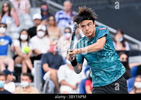 20 gennaio 2022: Melbourne, Australia: TARO DANIEL (JPN) in azione contro A. Murray (GBR) su Rod Laver Arena in una partita del secondo turno maschile del giorno 4 degli Australian Open 2022. Daniel ha vinto 6:4 6:4 6:4. (Immagine di credito: © Sydney Low/CSM tramite filo ZUMA) Foto Stock