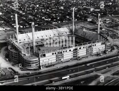 20 febbraio 1992, San Antonio, Texas, USA: Lavoratori edili che costruiscono l'Alamodome. (Immagine di credito: © Dennis Dunleavy/San Antonio Express-News via ZUMA Press Wire) Foto Stock