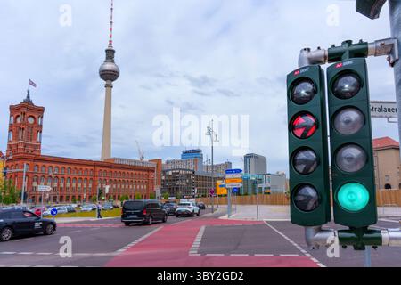 Berlino, Germania - 1° giugno 2025: Semafori con segnale verde con l'iconica torre della televisione di Berlino e il Municipio Rosso sullo sfondo, Capturin Foto Stock