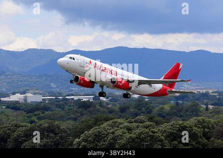 1° ottobre 2021: 01/10/2021 Alajuela. Controladores aÃÂ©reos del Aeropuerto Juan SantamarÃÂ­a. Alertan sobre falta de personal capacitado para cubrir a cabalidad con la delicada tarea de controlar el trÃÂfico aÃÂ©reo. Llegada y salida de aviones y todo lo relacionado con la pista de aterrizaje, desde la torre de control. AviÃÂ³n de Avianca en pleno despegue. (Immagine di credito: © Rafael Pacheco Granados/la Nacion via ZUMA Press) Foto Stock
