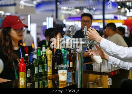 Pechino, Cina. 19 luglio 2025. I visitatori attendono di assaggiare la birra al Third China International Supply Chain Expo (CISCE) di Pechino, capitale della Cina, 19 luglio 2025. Il CISCE 2025, in programma dal 16 al 20 luglio, è stato aperto al pubblico sabato. Crediti: Ding Hongfa/Xinhua/Alamy Live News Foto Stock