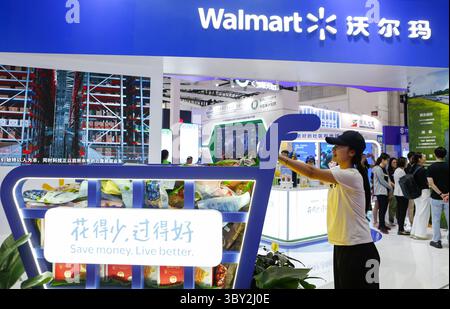 Pechino, Cina. 19 luglio 2025. Le persone visitano lo stand di Walmart alla Third China International Supply Chain Expo (CISCE) a Pechino, capitale della Cina, 19 luglio 2025. Il CISCE 2025, in programma dal 16 al 20 luglio, è stato aperto al pubblico sabato. Crediti: Ding Hongfa/Xinhua/Alamy Live News Foto Stock