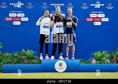 Singapore, Singapore. 19 luglio 2025. Florian Wellbrock di Germania, oro, David Bethlem d'Ungheria, argento, Marc Antoine Olivieri di Francia, bronzo mostrano le medaglie dopo aver gareggiato nel nuoto in mare aperto 3km uomini knockout al 22° Campionato Mondiale di Aquatica a Sentosa a Singapore (Singapore), 19 luglio 2025. Crediti: Insidefoto/Alamy Live News Foto Stock