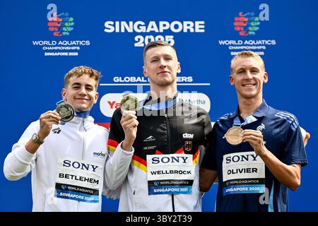 Singapore, Singapore. 19 luglio 2025. Florian Wellbrock di Germania, oro, David Bethlem d'Ungheria, argento, Marc Antoine Olivieri di Francia, bronzo mostrano le medaglie dopo aver gareggiato nel nuoto in mare aperto 3km uomini knockout al 22° Campionato Mondiale di Aquatica a Sentosa a Singapore (Singapore), 19 luglio 2025. Crediti: Insidefoto/Alamy Live News Foto Stock