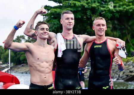 Singapore, Singapore. 19 luglio 2025. Florian Wellbrock di Germania, oro, David Bethlem d'Ungheria, argento, Marc Antoine Olivieri di Francia, bronzo celebra dopo aver gareggiato in mare aperto nuotando 3 km uomini knockout il 22° Campionato Mondiale di Aquatica a Sentosa a Singapore (Singapore), 19 luglio 2025. Crediti: Insidefoto/Alamy Live News Foto Stock