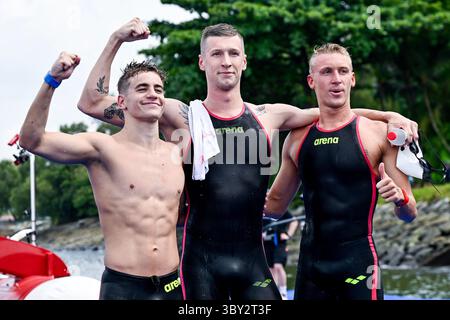 Singapore, Singapore. 19 luglio 2025. Florian Wellbrock di Germania, oro, David Bethlem d'Ungheria, argento, Marc Antoine Olivieri di Francia, bronzo celebra dopo aver gareggiato in mare aperto nuotando 3 km uomini knockout il 22° Campionato Mondiale di Aquatica a Sentosa a Singapore (Singapore), 19 luglio 2025. Crediti: Insidefoto/Alamy Live News Foto Stock