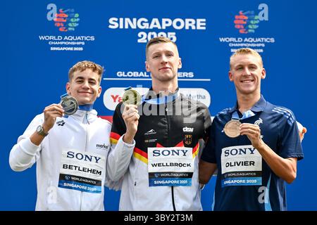Singapore, Singapore. 19 luglio 2025. David Betlehem dell'Ungheria, argento, Florian Wellbrock della Germania, oro, Marc-Antoine Olivier della Francia, bronzo mostrano le medaglie dopo aver gareggiato nel nuoto in mare aperto 3km Knockout Men durante il 22° Campionato Mondiale di Aquatica a Sentosa a Singapore (Singapore), 19 luglio 2025. Crediti: Insidefoto/Alamy Live News Foto Stock