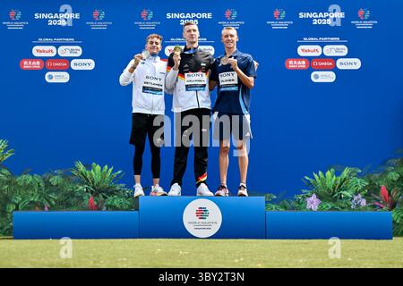 Singapore, Singapore. 19 luglio 2025. David Betlehem dell'Ungheria, argento, Florian Wellbrock della Germania, oro, Marc-Antoine Olivier della Francia, bronzo mostrano le medaglie dopo aver gareggiato nel nuoto in mare aperto 3km Knockout Men durante il 22° Campionato Mondiale di Aquatica a Sentosa a Singapore (Singapore), 19 luglio 2025. Crediti: Insidefoto/Alamy Live News Foto Stock