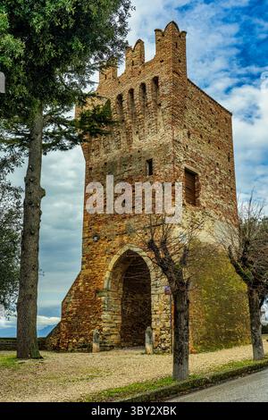 Torre medievale con merlature ghibelline sulla porta Monte Antico nel borgo medievale di Ripatransone. Ascoli Piceno, regione Marche, Italia Foto Stock