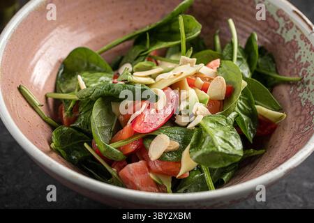 Insalata di spinaci con salmone, mandorle e verdure Foto Stock