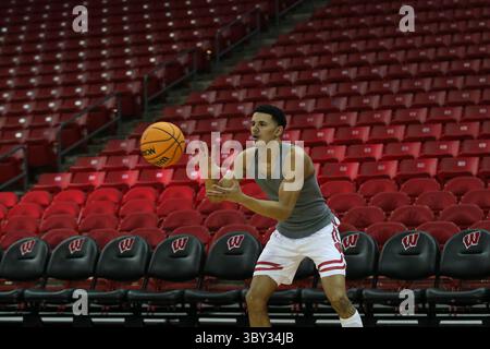 13 gennaio 2022: I Wisconsin Badgers guardano Johnny Davis (1) durante la partita di pallacanestro NCAA tra gli Ohio State Buckeyes e i Wisconsin Badgers al Kohl Center di Madison, WISCONSIN. Darren Lee/CSM(immagine di credito: &Copy; Darren Lee/CSM tramite filo ZUMA) Foto Stock