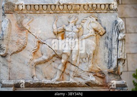 Rilievo su un sarcofago presso il Museo Archeologico di Delfi, un sito patrimonio dell'umanità dell'UNESCO a Delfi, in Grecia Foto Stock