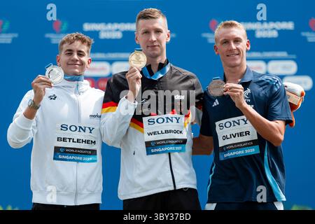 Singapore, David David Betlehem dell'Ungheria (L) e la medaglia di bronzo Marc-Antoine Olivier della Francia posano per le foto dopo la finale maschile di 3 km di sprint in mare aperto ai Campionati del mondo d'acqua 2025 di Singapore. 19 luglio 2025. La medaglia d'oro Florian Wellbrock della Germania (C), la medaglia d'argento David David Betlehem dell'Ungheria (L) e la medaglia di bronzo della Francia Marc-Antoine Olivier posano per le foto dopo la finale maschile di 3 km di sprint in mare aperto ai Campionati mondiali d'acqua 2025 di Singapore, 19 luglio 2025. Crediti: Wu Zhizun/Xinhua/Alamy Live News Foto Stock