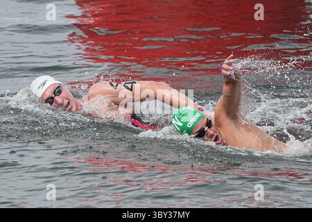Singapore. 19 luglio 2025. La medaglia d'oro Florian Wellbrock della Germania (L) e la medaglia d'argento David Betlehem dell'Ungheria gareggiano durante la semifinale della 3km di sprint maschile di acqua libera ai Campionati mondiali di nuoto 2025 di Singapore, 19 luglio 2025. Crediti: Xue Yuge/Xinhua/Alamy Live News Foto Stock