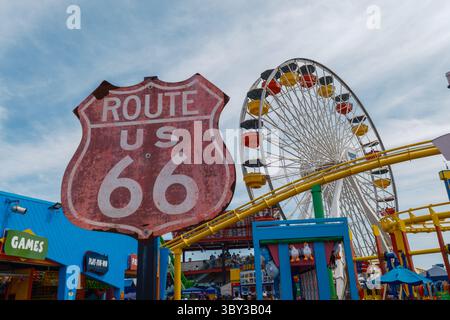 Fine dell'iconica Route 66 presso il molo e la giostra di Santa Monica, Los Angeles, USA Foto Stock