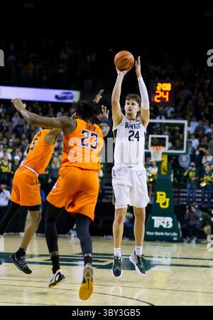 15 gennaio 2022: La guardia dei Baylor Bears Matthew Mayer (24) lancia la palla contro la guardia degli Oklahoma State Cowboys Rondel Walker (5) e l'attaccante degli Oklahoma State Cowboys Tyreek Smith (23) durante il secondo tempo della partita di football NCAA tra i Texas Tech Red Raiders e i Baylor Bears al Ferrell Center di Waco, Texas. Matthew Lynch/CSM(immagine di credito: &Copy; Matthew Lynch/CSM tramite filo ZUMA) Foto Stock