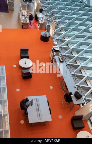 9 gennaio 2022, Seattle, Washington, Stati Uniti: I visitatori utilizzano le strutture del livello principale â € œLiving Roomâ € della Seattle Central Library nel centro di Seattle. (Immagine di credito: © Paul Christian Gordon/ZUMA Press Wire) Foto Stock