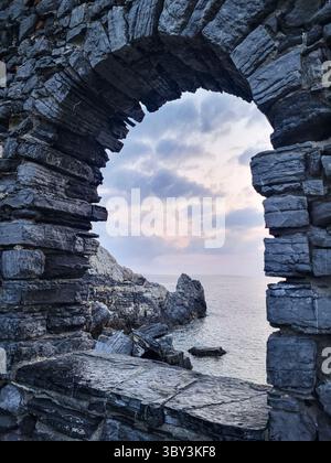 Portofino, Italia - splendido paesaggio costiero al tramonto con edifici colorati e tranquille viste sul mare lungo la Riviera Ligure Foto Stock