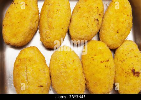 Diverse polpette fritte succose in olio, primo piano. Foto Stock