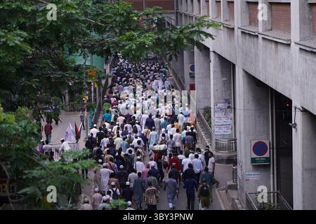 Dacca, Bangladesh. 19 luglio 2025. Per la prima volta, la Giamaat-e-Islami del Bangladesh organizza una grande manifestazione nazionale indipendente a Suhrawardy Udyan. Portando bandiere di partito e marciando in una piccola e grande processione, centinaia di migliaia di sostenitori provenienti da tutto il paese si uniscono al Gran Rally Nazionale il 19 luglio 2025 per insistere per le loro richieste in 7 punti. Con la presenza di un gran numero di leader e attivisti, il raduno a Suhrawardy Udyan a Dacca è diventato quasi pieno di capacità. Crediti: ZUMA Press, Inc./Alamy Live News Foto Stock