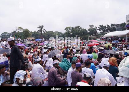 Dacca, Bangladesh. 19 luglio 2025. Per la prima volta, la Giamaat-e-Islami del Bangladesh organizza una grande manifestazione nazionale indipendente a Suhrawardy Udyan. Portando bandiere di partito e marciando in una piccola e grande processione, centinaia di migliaia di sostenitori provenienti da tutto il paese si uniscono al Gran Rally Nazionale il 19 luglio 2025 per insistere per le loro richieste in 7 punti. Con la presenza di un gran numero di leader e attivisti, il raduno a Suhrawardy Udyan a Dacca è diventato quasi pieno di capacità. Crediti: ZUMA Press, Inc./Alamy Live News Foto Stock