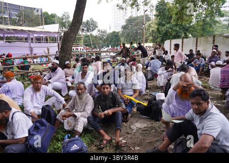Dacca, Bangladesh. 19 luglio 2025. Per la prima volta, la Giamaat-e-Islami del Bangladesh organizza una grande manifestazione nazionale indipendente a Suhrawardy Udyan. Portando bandiere di partito e marciando in una piccola e grande processione, centinaia di migliaia di sostenitori provenienti da tutto il paese si uniscono al Gran Rally Nazionale il 19 luglio 2025 per insistere per le loro richieste in 7 punti. Con la presenza di un gran numero di leader e attivisti, il raduno a Suhrawardy Udyan a Dacca è diventato quasi pieno di capacità. Crediti: ZUMA Press, Inc./Alamy Live News Foto Stock