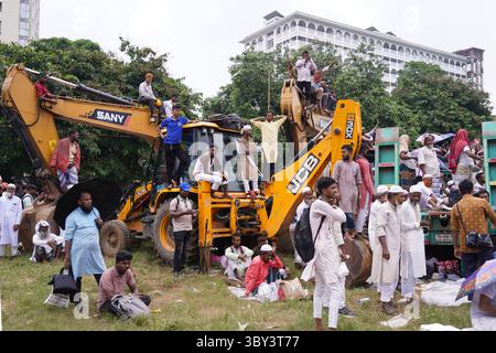 Dacca, Bangladesh. 19 luglio 2025. Per la prima volta, la Giamaat-e-Islami del Bangladesh organizza una grande manifestazione nazionale indipendente a Suhrawardy Udyan. Portando bandiere di partito e marciando in una piccola e grande processione, centinaia di migliaia di sostenitori provenienti da tutto il paese si uniscono al Gran Rally Nazionale il 19 luglio 2025 per insistere per le loro richieste in 7 punti. Con la presenza di un gran numero di leader e attivisti, il raduno a Suhrawardy Udyan a Dacca è diventato quasi pieno di capacità. Crediti: ZUMA Press, Inc./Alamy Live News Foto Stock