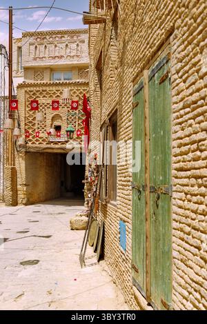 Tipica architettura in mattoni di fango nella città vecchia (Ouled el-Hadef, Medina) dell'oasi di Tozeur, Tunisia Foto Stock