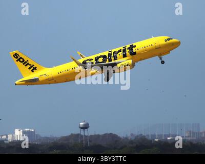 13 settembre 2021: Un Airbus A320-232 di Spirit Airlines decolla all'aeroporto internazionale di Orlando nel novembre 2020. La società madre Frontier AirlinesÃ¢â‚¬â„¢ sta acquistando Spirit Airlines in un contratto cash-and-stock da 2,9 miliardi di dollari che creerà il quinto vettore più grande della nazione, consentendo alla compagnia aerea combinata di essere più competitiva rispetto ai suoi rivali più grandi. (Immagine di credito: © Ricardo Ramirez Buxeda/Orlando Sentinel/TNS tramite ZUMA Press Wire) Foto Stock