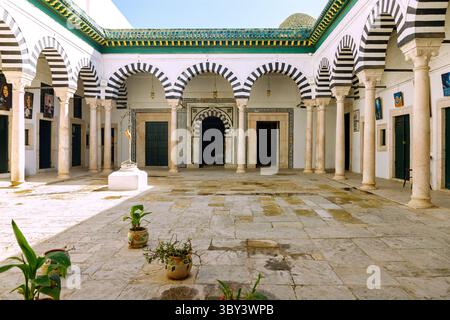 Cortile della scuola coranica Medersa Slimania nella Medina di Tunisi, Tunisia, decorato con marmo e colonnati colorati Foto Stock