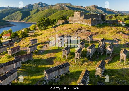 Vista aerea del castello di Lindoso e dei tradizionali granai in Portogallo Foto Stock