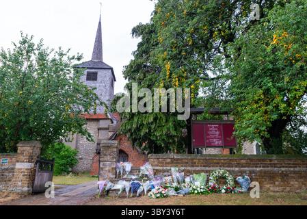 Aeroporto Southend di Londra, Southend on Sea, Essex, Regno Unito. 19 luglio 2025. Fiori sono stati deposti alla St. Laurence & All Saints Church vicino all'aeroporto Southend di Londra dopo il fatale incidente aereo di domenica 13 luglio. I deputati locali David Burton-Sampson e Bayo Alaba, la polizia di Essex, consiglieri, equipaggi easyJet, appassionati di aviazione locale e testimoni dell'incidente Foto Stock