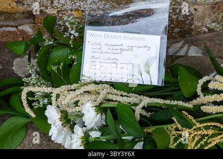 Aeroporto Southend di Londra, Southend on Sea, Essex, Regno Unito. 19 luglio 2025. Fiori sono stati deposti alla St. Laurence & All Saints Church vicino all'aeroporto Southend di Londra dopo il fatale incidente aereo di domenica 13 luglio. Tributi floreali sono stati posti dal deputato locale Bayo Alaba Foto Stock