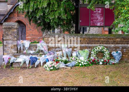 Aeroporto Southend di Londra, Southend on Sea, Essex, Regno Unito. 19 luglio 2025. Fiori sono stati deposti alla St. Laurence & All Saints Church vicino all'aeroporto Southend di Londra dopo il fatale incidente aereo di domenica 13 luglio. I deputati locali David Burton-Sampson e Bayo Alaba, la polizia di Essex, consiglieri, equipaggi easyJet, appassionati di aviazione locale e testimoni dell'incidente Foto Stock