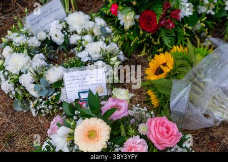 Aeroporto Southend di Londra, Southend on Sea, Essex, Regno Unito. 19 luglio 2025. Fiori sono stati deposti alla St. Laurence & All Saints Church vicino all'aeroporto Southend di Londra dopo il fatale incidente aereo di domenica 13 luglio. I deputati locali David Burton-Sampson e Bayo Alaba, la polizia di Essex, consiglieri, equipaggi easyJet, appassionati di aviazione locale e testimoni dell'incidente Foto Stock