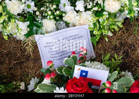 Aeroporto Southend di Londra, Southend on Sea, Essex, Regno Unito. 19 luglio 2025. Fiori sono stati deposti alla St. Laurence & All Saints Church vicino all'aeroporto Southend di Londra dopo il fatale incidente aereo di domenica 13 luglio. I deputati locali David Burton-Sampson e Bayo Alaba, la polizia di Essex, consiglieri, equipaggi easyJet, appassionati di aviazione locale e testimoni dell'incidente Foto Stock