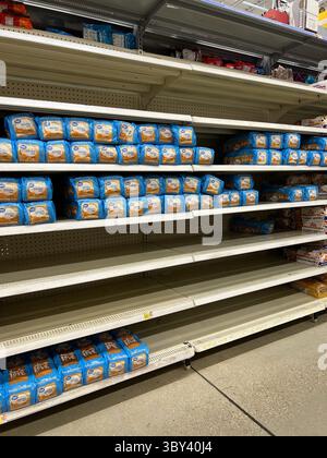 14 gennaio 2022, Emporia, Kansas, Stati Uniti: Scaffali parzialmente vuoti nel corridoio del pane di Walmart (immagine di credito: © Mark Reinstein/ZUMA Press Wire) Foto Stock