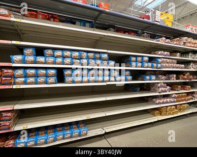 14 gennaio 2022, Emporia, Kansas, Stati Uniti: Scaffali parzialmente vuoti nel corridoio del pane di Walmart (immagine di credito: © Mark Reinstein/ZUMA Press Wire) Foto Stock