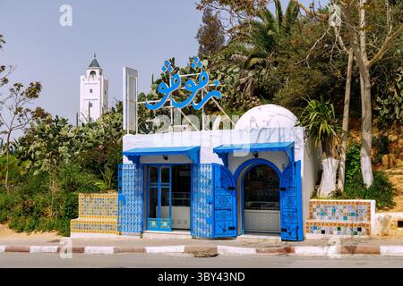Negozio di gelati e caramelle Zgougou con porta in legno blu e decorazioni di piastrelle colorate all'ingresso della medina a Sidi Bou Said, Tunisia Foto Stock