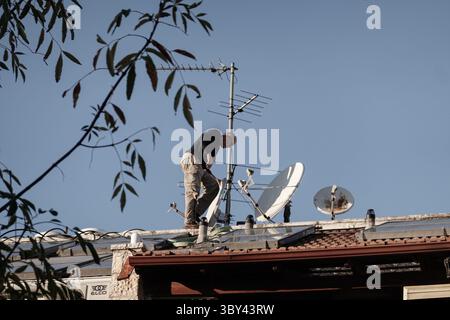 18 gennaio 2022, Gerusalemme, Israele: Numerosi pannelli solari sul tetto e scaldacqua congelano durante la notte e si lacerano mentre un'onda fredda spazza Gerusalemme con temperature vicine o inferiori allo zero. Possibile nevicata leggera prevista per stasera e domani. (Immagine di credito: © Nir Alon/ZUMA Press Wire) Foto Stock