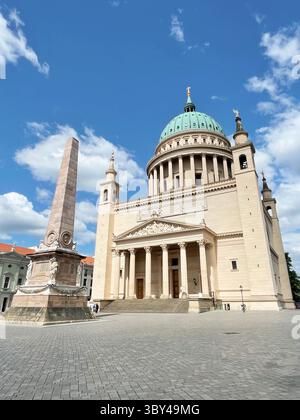 Chiesa di San Nicola con obelisco al Vecchio mercato di Potsdam, Brandeburgo, Germania, Europa Foto Stock