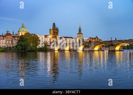 Città vecchia di Praga con il fiume Moldava, il Ponte Carlo e la Torre del Ponte della città Vecchia al crepuscolo, Praga, Repubblica Ceca Foto Stock