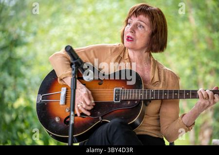 9 settembre 2021, Church Creek, Maryland, USA: Ann Savoy canta e suona la chitarra (immagine di credito: © Edwin Remsberg/VW Pics via ZUMA Press Wire) Foto Stock